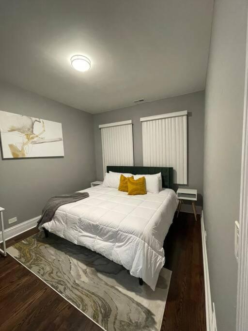 Upscale Apartment Westside Of Chicago Exterior photo