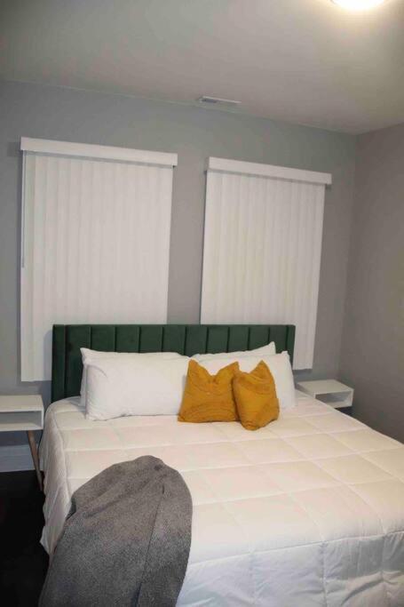Upscale Apartment Westside Of Chicago Exterior photo