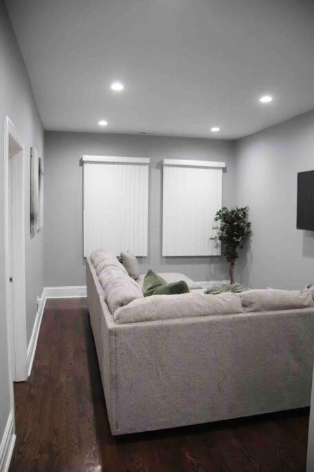 Upscale Apartment Westside Of Chicago Exterior photo
